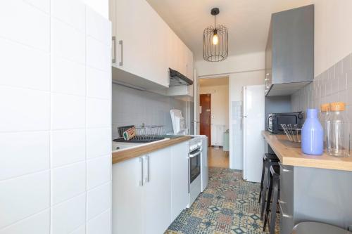 Center of Antibes spacious two-bedroom apartment with terrace and AC