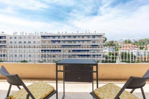 Center of Antibes spacious two-bedroom apartment with terrace and AC