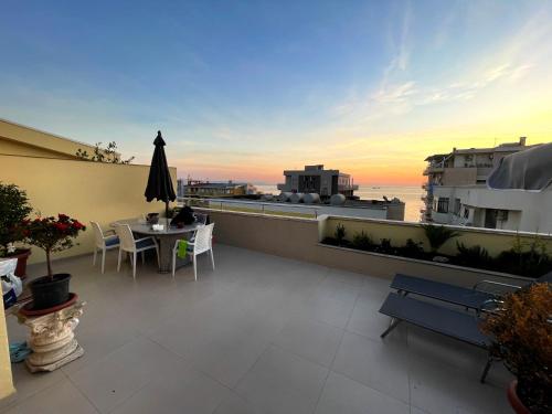 Střešní apartmán s terasou, zahradou a výhledem na moře