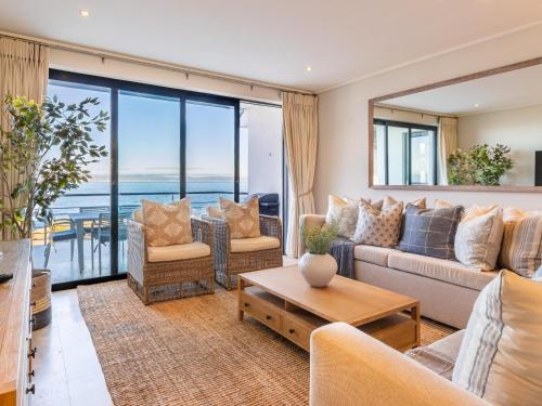una sala de estar con un sofá y una mesa en 74 on Marine, en Hermanus