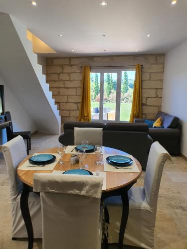 une salle à manger avec une table et un canapé dans l'établissement Le Mas de Paulette, à Mézoargues