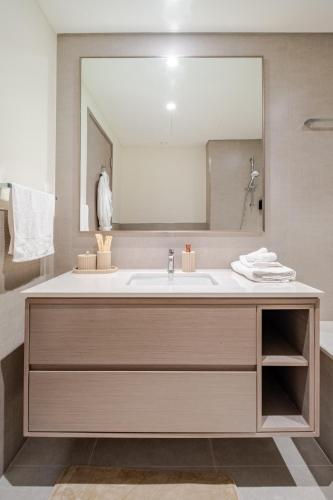 a bathroom with a sink and a large mirror at Luxury 2BR Burj Khalifa & Dubai Mall Fountain View in Dubai