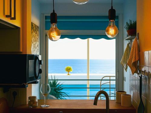 eine Küche mit einem Fenster mit Meerblick in der Unterkunft Live Punta Columbus Pool & Beach Front in Punta del Hidalgo