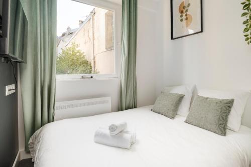 une chambre avec un lit blanc avec une fenêtre dans l'établissement L'Ecrin de Jennesson - Studio 2 Pers - Nancy, à Nancy