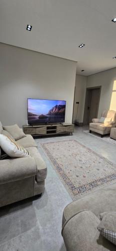 TV a/nebo společenská místnost v ubytování البيت بيتك
