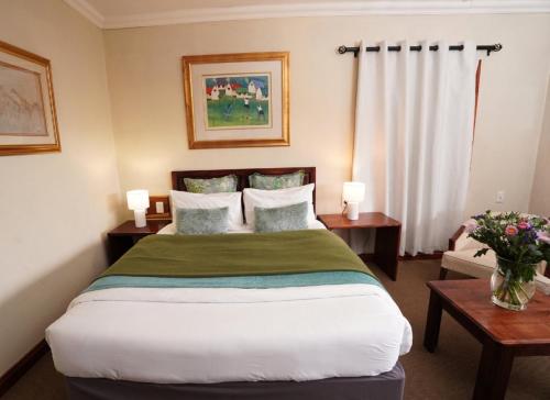 Postel nebo postele na pokoji v ubytování Magoebaskloof Hotel