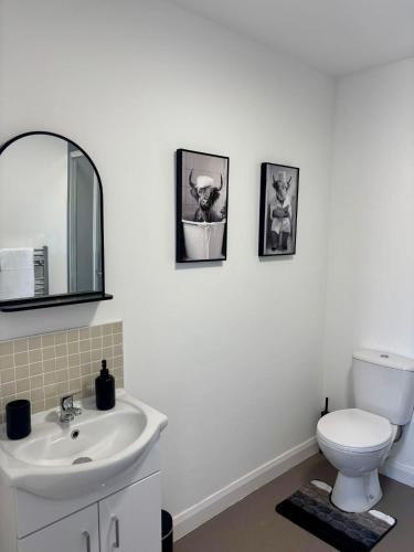 Ένα μπάνιο στο The Failsworth Collection - Stylish Apartments with Free Parking
