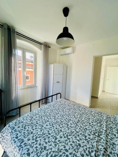 a bedroom with a bed with a blue and white bedspread at Casa Sbollazza con parcheggio e vicino al parco in Sestri Levante