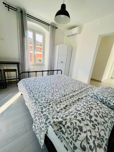 a bedroom with a bed with a black and white comforter at Casa Sbollazza con parcheggio e vicino al parco in Sestri Levante