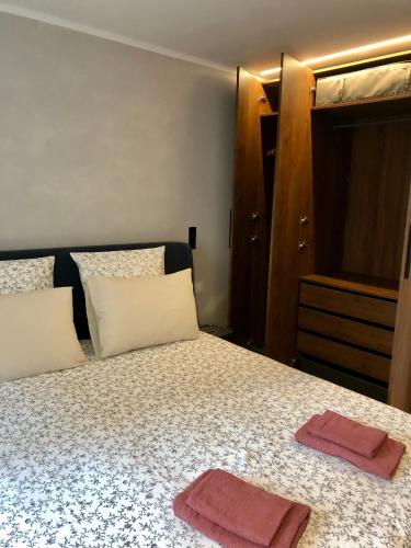 a bedroom with a bed with two towels on it at Le Petit Cathare, Nid rénové au cœur de Quillan in Quillan