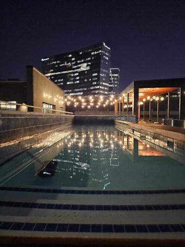 Πισίνα στο ή κοντά στο Chic Studio with Panoramic Sandton Views
