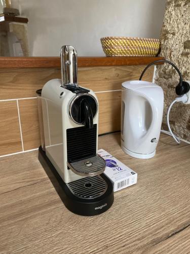 un grille-pain posé sur un plancher en bois dans l'établissement Gîte Le Petit Ermitage Ste Cécile Vendée, à Collonges-au-Mont-dʼOr