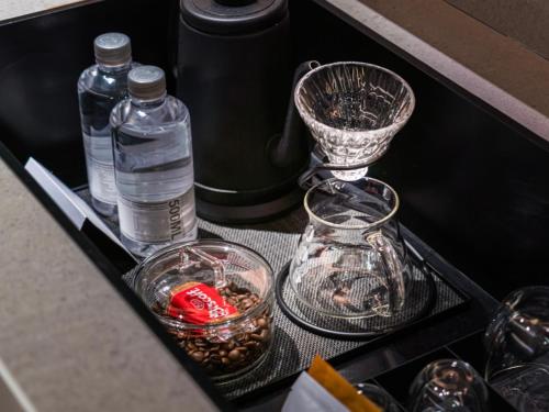 Un cajón con platos y botellas de cristal y un recipiente. en Crystal Orange Hotel -Hangzhou West Lake Hubin Yintai, en Hangzhou