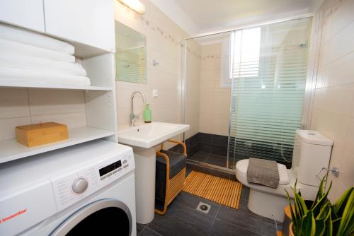 Un baño pequeño con lavabo e inodoro. en Casa Lamacchia by CorfuEscapes, en Corfú