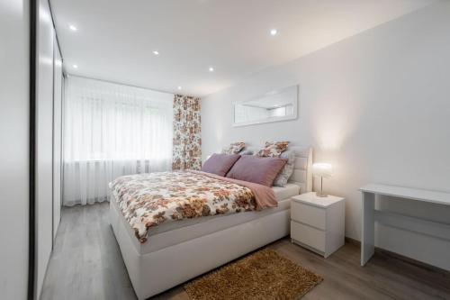 Postel nebo postele na pokoji v ubytování Spacious 1-bedroom Apartment