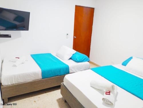 zwei Betten nebeneinander in einem Zimmer in der Unterkunft apartamento con vista al mar y centro histórico in Cartagena de Indias