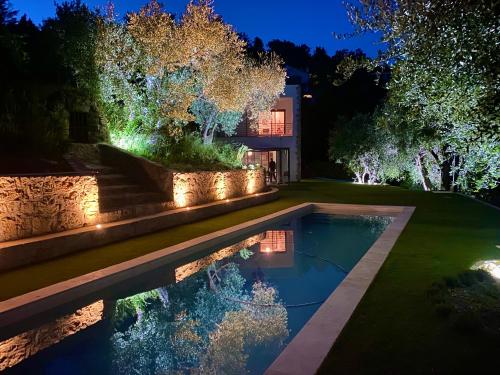 Photo de la galerie de l'établissement Villa contemporaine avec piscine, à Opio