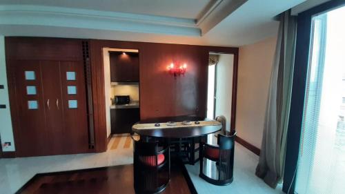 a dining room with a table and a kitchen at Deluxe Oliver's House in Venice
