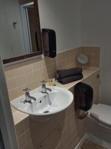 Gallery image of The Halfway House in Maes y Cwmmer