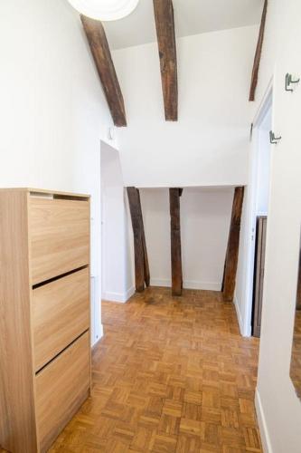 une chambre mansardée avec parquet et placard dans l'établissement Le Donjon de Plumereau, à Tours