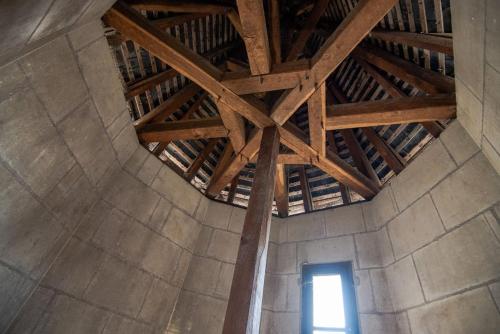 Cette chambre est dotée d'un plafond en bois et d'une fenêtre. dans l'établissement Le Donjon de Plumereau, à Tours