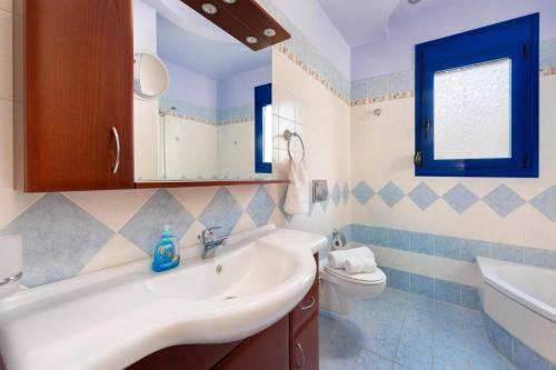 ein Badezimmer mit Waschbecken und Toilette in der Unterkunft Villa Matina by Villa Plus in Lindos