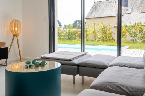 un salon avec deux canapés et une table dans l'établissement Villa de la Grée, à Sarzeau