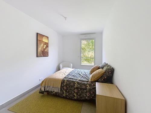 une chambre avec un lit et une fenêtre dans l'établissement Juyette, à Mougins