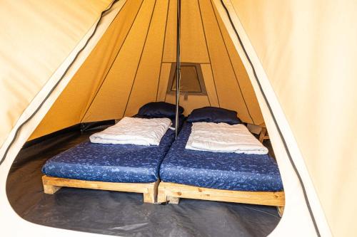 a couple of beds in a tent at Duintentje in Schiermonnikoog