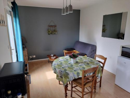 un salon avec une table et un canapé dans l'établissement Gîte Au Fil Des Clos, à Céaux