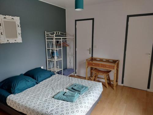 une chambre avec un lit avec deux serviettes dessus dans l'établissement Gîte Au Fil Des Clos, à Céaux