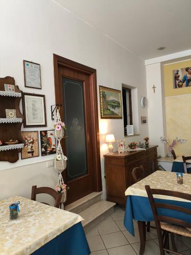 een eetkamer met een tafel en een deur bij B&B Gi-Rosa Caltagirone in Caltagirone