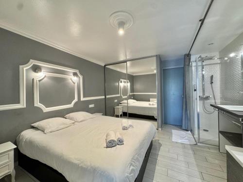 une chambre avec un grand lit et une salle de bain dans l'établissement Helio O5, séjour calme et relaxant, au Cap d'Agde