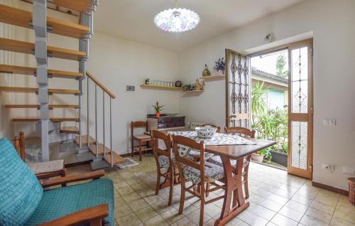 a kitchen and dining room with a table and chairs at Stunning Apartment In Piano Di Gioviano in Ghivizzano