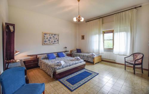 a bedroom with two beds and a couch at Stunning Apartment In Piano Di Gioviano in Ghivizzano