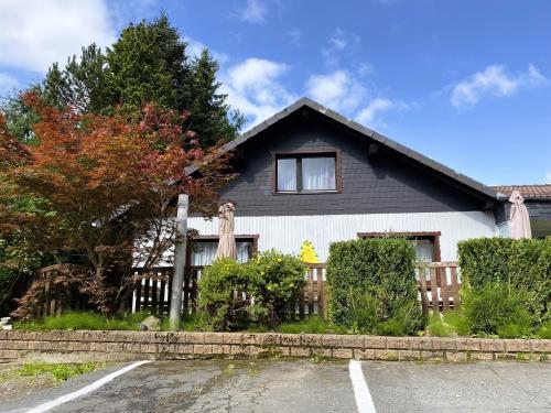 una casa con una recinzione davanti di Ferienwohnung am Hotel "Mein Bergblick" a Goslar