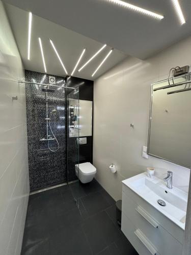 Ένα μπάνιο στο Apartament Everest z widokiem na morze