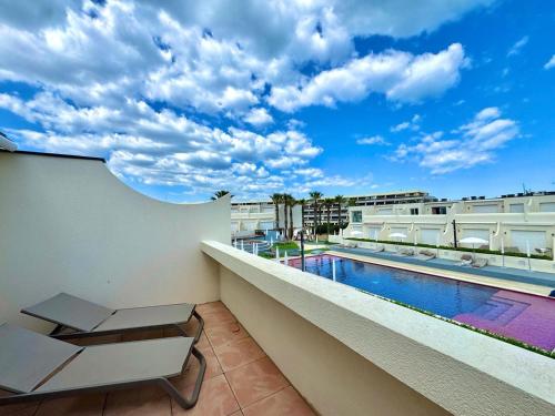 - un balcon donnant sur une piscine dans un bâtiment dans l'établissement La terrasse d'Eden, calme et relaxant, au Cap d'Agde