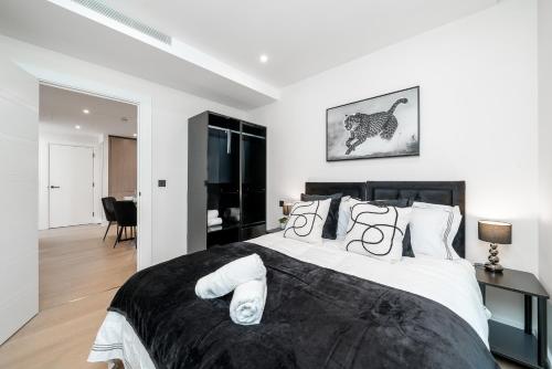 Una cama o camas en una habitación de Battersea 2BR Flat - Gym, Balcony, Parking, Great Location - Long Stays Welcome