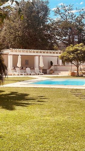 Kolam renang di atau dekat dengan Suite climatisée dans Mas avec Piscine