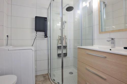 une salle de bain avec une douche, des toilettes et un lavabo dans l'établissement Le Cocon de Lobau - Calme et Tout confort - près CHU, à Nancy