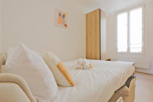 un lit blanc avec deux animaux rembourrés dans l'établissement Le Cocon de Lobau - Calme et Tout confort - près CHU, à Nancy