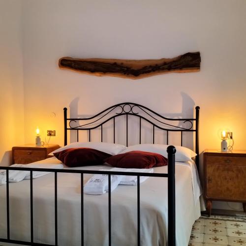 ein Schlafzimmer mit einem Bett mit roten Kissen darauf in der Unterkunft Le Scale di Pietra in Conversano