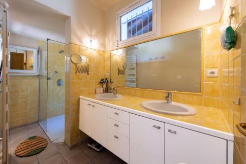 La salle de bains est pourvue de 2 lavabos, d'une douche et d'un miroir. dans l'établissement Vue mer, à 400 m de la plage et du port, clim, Wifi, à Saint-Mandrier-sur-Mer