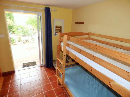 Cette chambre comprend un grand lit superposé en bois. dans l'établissement Vue mer, à 400 m de la plage et du port, clim, Wifi, à Saint-Mandrier-sur-Mer