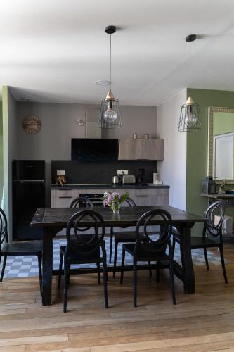 - une cuisine avec une table à manger et des chaises dans l'établissement La Chouette des Ducs, Appartement en Hypercentre, à Dijon