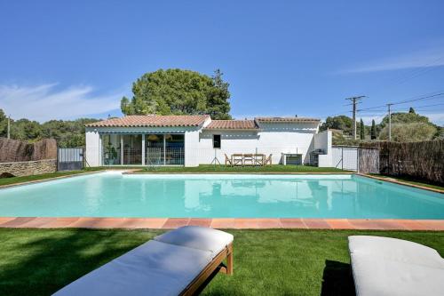 une piscine dans la cour d'une maison dans l'établissement Villa Harmonie, au Beausset