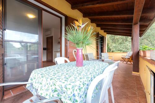 a table with a vase with a plant on it at La casa nel bosco in Alghero