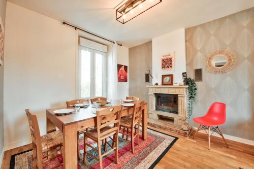 une salle à manger avec une table et des chaises et une cheminée dans l'établissement Maison pour 8 dans le centre de Plouguerneau, à Plouguerneau