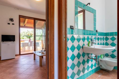 a bathroom with a sink and a mirror at La casa nel bosco in Alghero